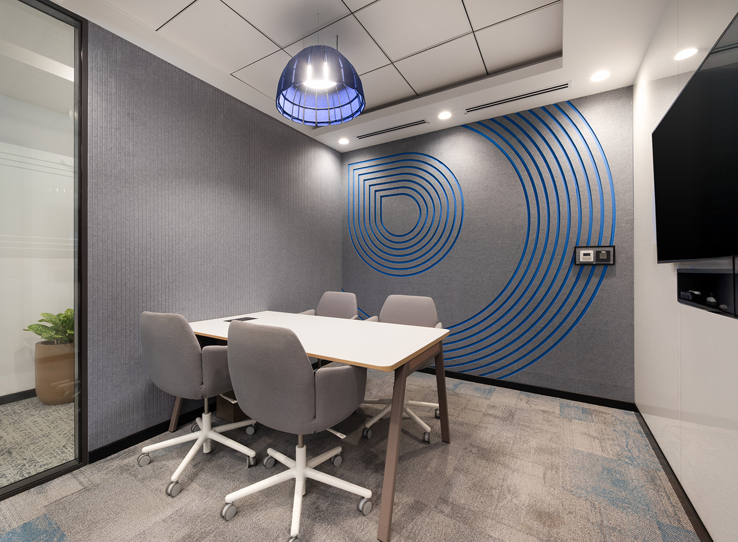 Meeting spaces of different sizes support teamwork and decision-making.