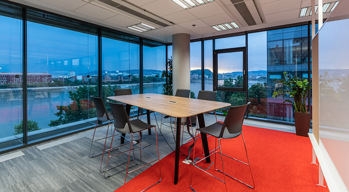 In January 2019, KLM wanted to introduce a shared office policy in its Budapest offices. The project applied to the 190 employees of the Finance Centre.

In collaboration with the architectural firm MádiLáncos Studio, we started a complete restructuring of the workspaces, covering an area of 1,400 m2.