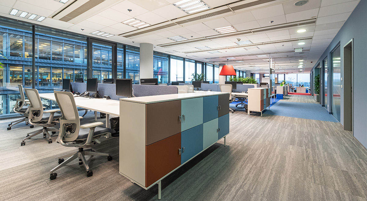The objective was to achieve a collaborative yet functional work environment, with a strong corporate identity. 

The challenge was to implement the project while enabling employees to continue working on the premises.