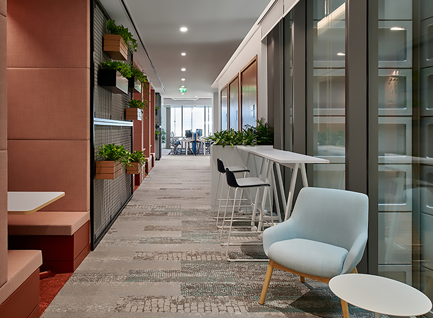 Along the corridor, the open area is designed for flexibility and productivity, accommodating different work styles and interactions.