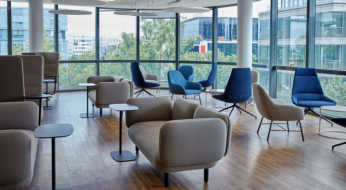 This challenging project for SNCF, where no interior designer was involved, necessitated a high level of availability from the Haworth teams. The customer project team confirms that this new environment is a great showcase for the SNCF brand image.
