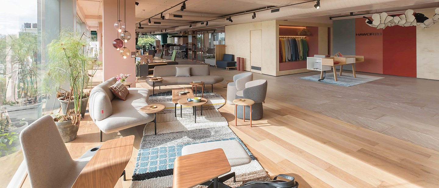 Haworth showrooms create a consistent brand experience through a physical representation of Organic Workspaces, a strong local presence, and intriguing spatial experience.
The mix of work-settings to support both collaborative and individual work is displayed in our showroom.