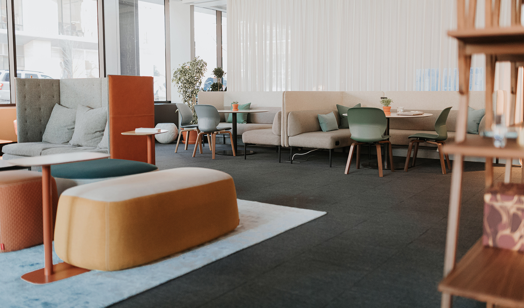 The range of Social Spaces shown here demonstrate how choice and
variety of working areas can compliment one another and give people options for the types of tasks they need to get done. 