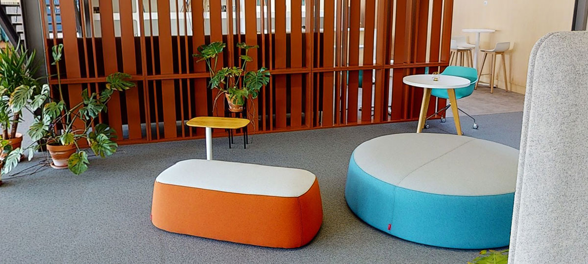 Openest poufs offer a soft relaxation area, with low tables for short tasks or coffee breaks.
