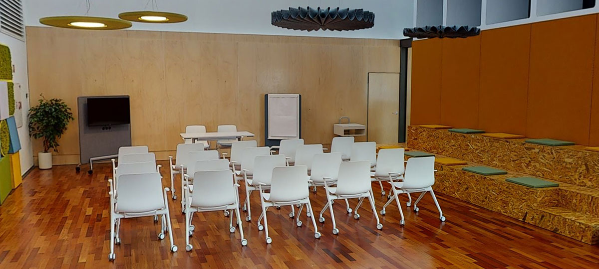 A highly reconfigurable space, the presentation area can be used for company meetings or training seminars. The Bowi conference chairs can be wheeled away to create a completely open space for evening events.