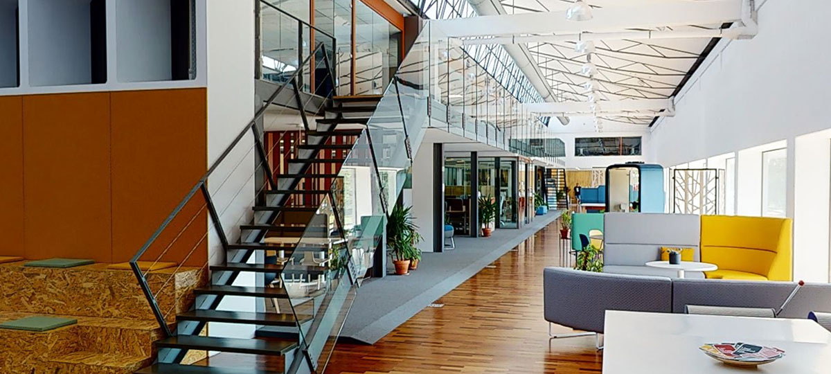 The showroom in Queluz benefits from a long open space with large windows, bringing bright light into the office space. Multiple different configurations are available to experience across the two floors.