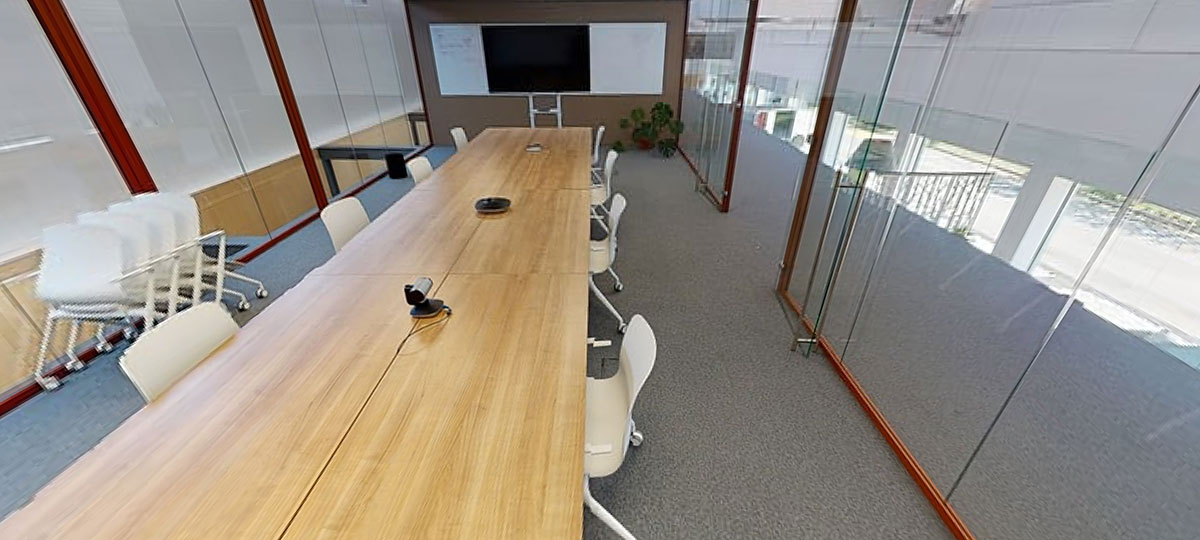 A very long set of single tables combine to create a flexible meeting space. Each table and chair is on castors, enabling the entire space to reconfigure into a training room, or multiple smaller team breakouts. 