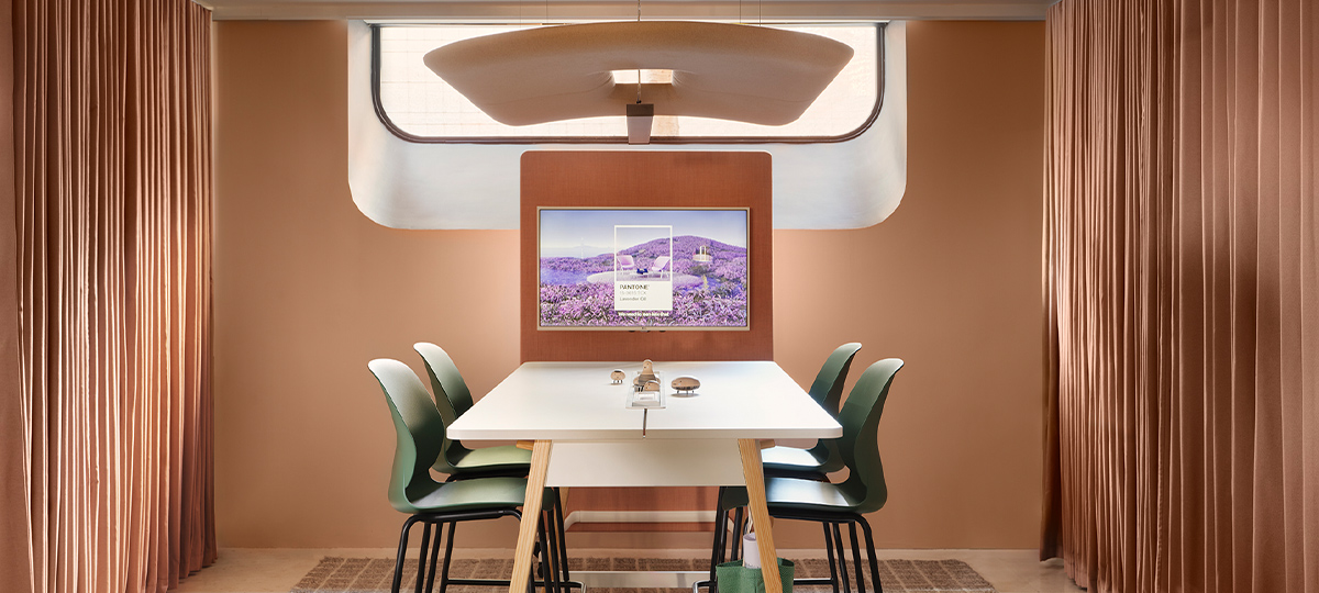 The space includes several applications that support various modes of teamwork, from formal meetings to areas that promote collaboration in a relaxed manner, without ever neglecting connectivity and acoustic care, thus creating collaborative environments where teams can work side by side, generate ideas, and socialize.