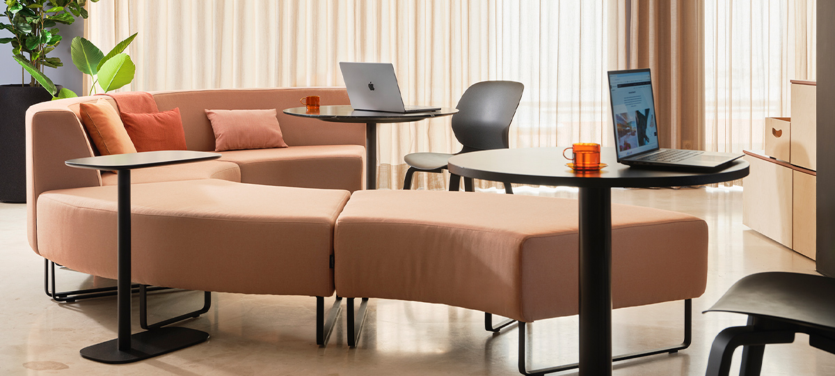 The area next to the courtyard provides an environment conducive to social interaction and informal meetings. Taking a break to socialize with colleagues in comfortable furniture increases people's happiness levels. From lighting to accessories, collaborative social spaces offer a better experience for everyone, with a discreet and stimulating aesthetic that promotes well-being and revitalizes team dynamics, while providing an ideal environment for sharing a coffee with visitors.