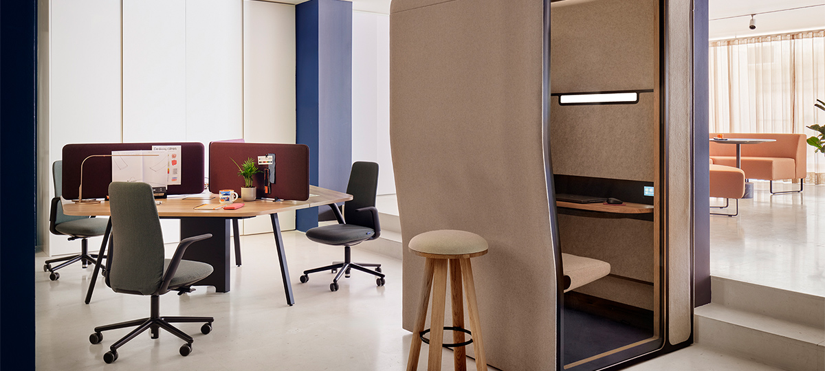 Designed to support agile workers, the flexible workspace in the showroom allows workers and visitors to easily connect to various technologies and get to work immediately without having to spend time on custom settings. The space promotes individual concentration while providing visual and acoustic privacy, and features adjacent breakout areas where you can take a refreshing break.