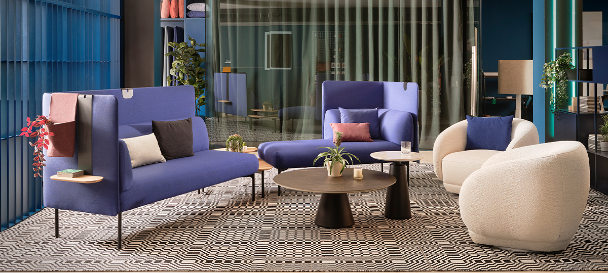 Furnished with Cabana Lounge sofas designed by Patricia Urquiola, the central lounge area is a cozy and functional waiting and relaxation room that seamlessly integrates the products, fostering a warm, residential atmosphere in a work environment. The high-back sofas convey a message of calm and privacy in an exclusive space designed for both work and relaxation, with warmth and energy. It combines comfort, style, and functionality, making it ideal for conversations, waiting, or quick collaborations.