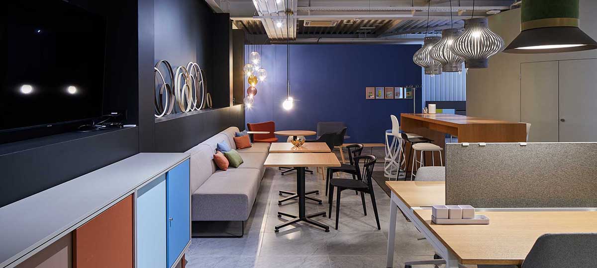 We look forward to welcoming you to our newly designed showroom in Menziken. In the open space you will find room to work and to exchange ideas productively, but also opportunities to have privacy for concentrated work. The well-equipped workstations, the large and modern meeting room and our coffee bar are available to all employees and visitors at any time. We look forward to receiving your appointment request on tel. 062 765 51 51 or customerservice.ch@haworth.com