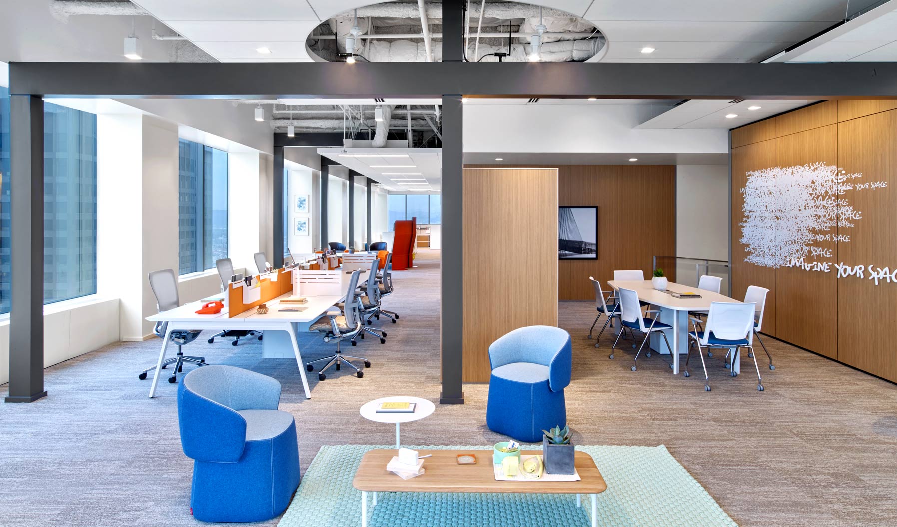 Furniture applications in this zone support personnel who may not have an assigned workstation, offering a variety of opportunities toboth focus and collaborate in an open office environment. Its adjacency to both the main entry and cafe, along with views to the city beyond make it a highly activated area of the workplace.