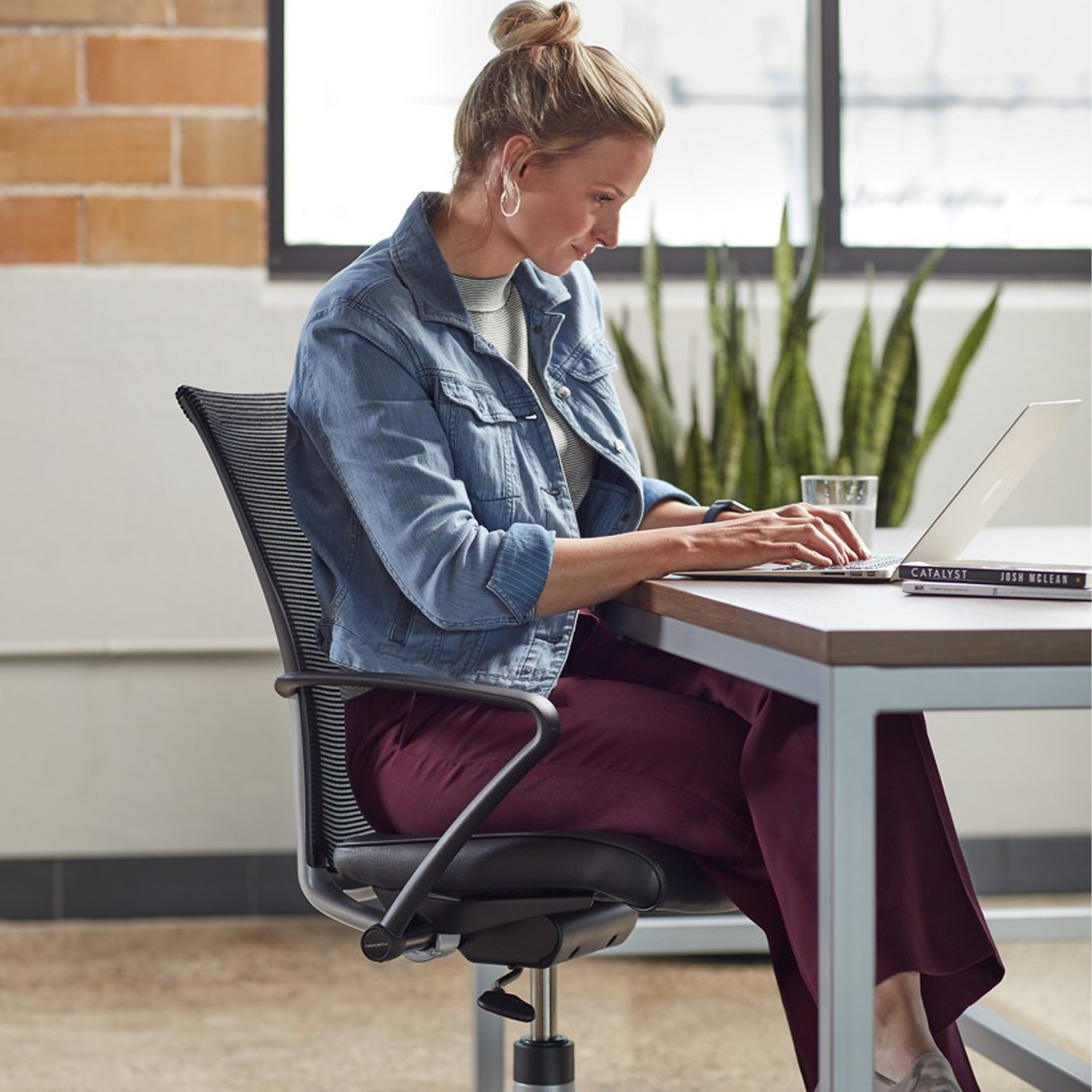 X99 Seminar chair at an individual workspace