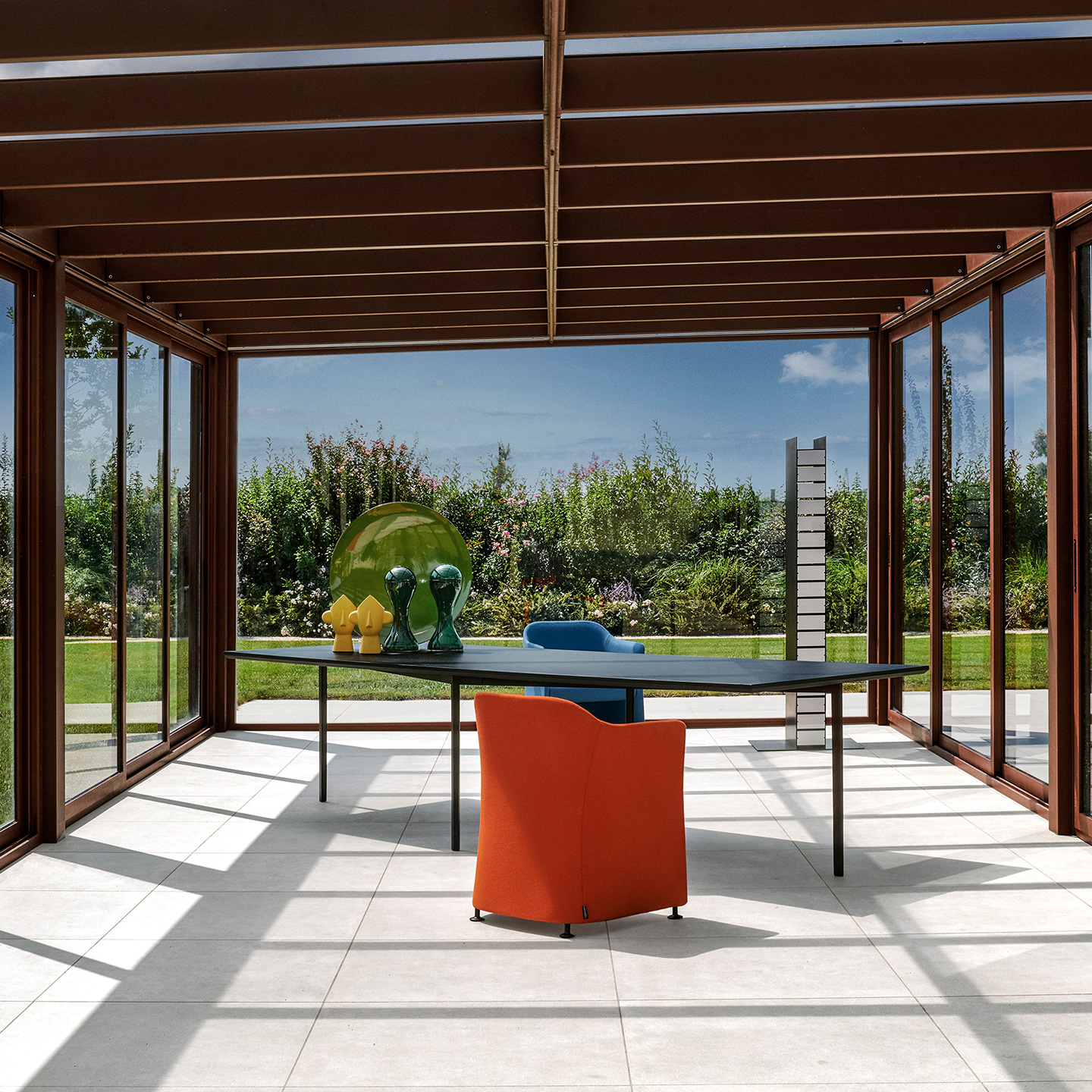 OpenUp meeting table is made of a base of laser-cut painted metal and a top in ash plywood.